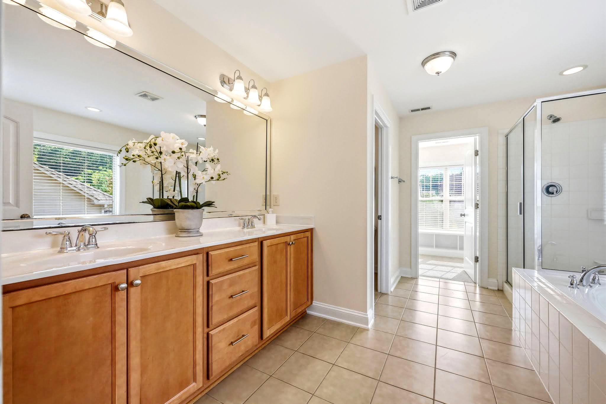 Master En-Suite · Double Vanity · Garden Tub